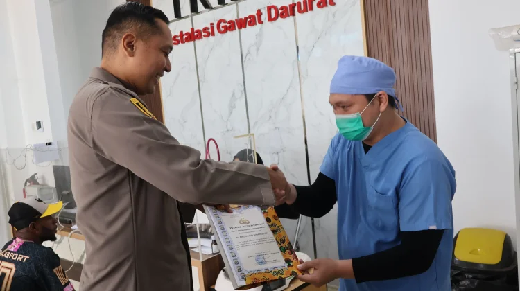 Polres Merauke Beri Penghargaan ke Tenaga Medis RSUD