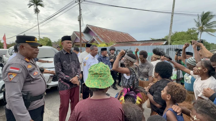 Gubernur Apolo Safari Ramadan di Mappi