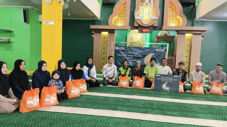 Bagi Sembako, BNI Merauke Sambangi Pasar Wamanggu