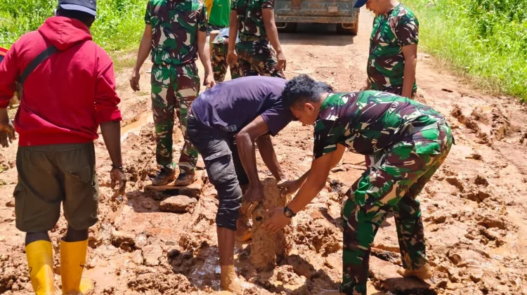 Satgas dan Masyarakat Perbaiki Jalan Rusak