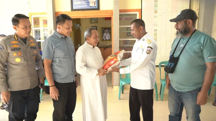 Gubernur Salurkan Bantuan untuk Paroki Kristus Raja Kepi