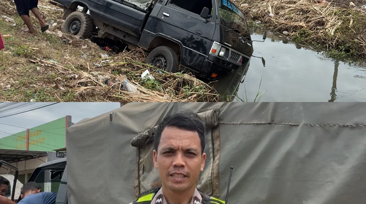 Pick Up Terperosok ke Drainase Depan Ruko KNS
