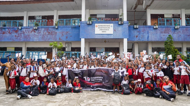 Satu Tahun Danantara, Ribuan Anak Papua Terima Bantuan