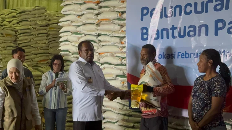 Bupati Merauke Resmikan Penyaluran Bantuan Pangan di Gudang Bulog
