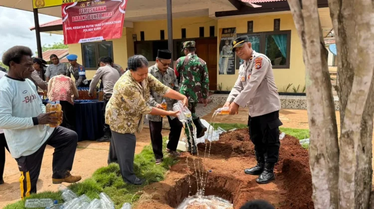 Polsek Kurik Musnahkan Ratusan Botol Mirsa Jenis Sopi