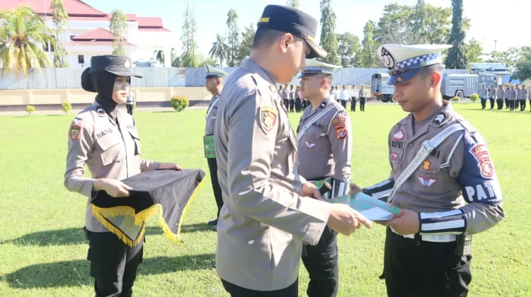 Kapolres Beri Penghargaan Empat Anggota Lantas