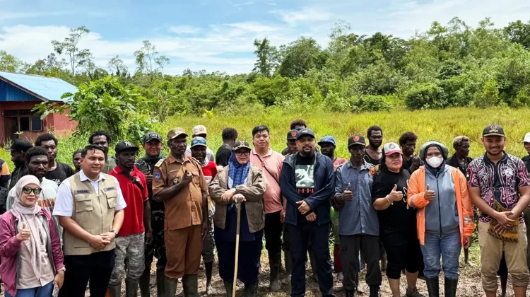 Wujudkan Kepedulian, Babinsa Dampingi Wabup Kunker ke Kampung Nggolar