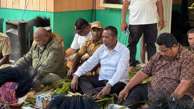 Serap Aspirasi Masyarakat,Gubernur Apolo Kunjungi Kampung Kaptel