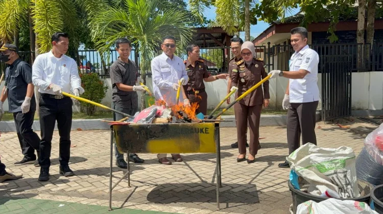 Kejari Merauke Musnahkan Barang Bukti dari 37 Perkara