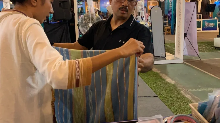 Tenun Ikat Mawar Curi Perhatian di Ambon