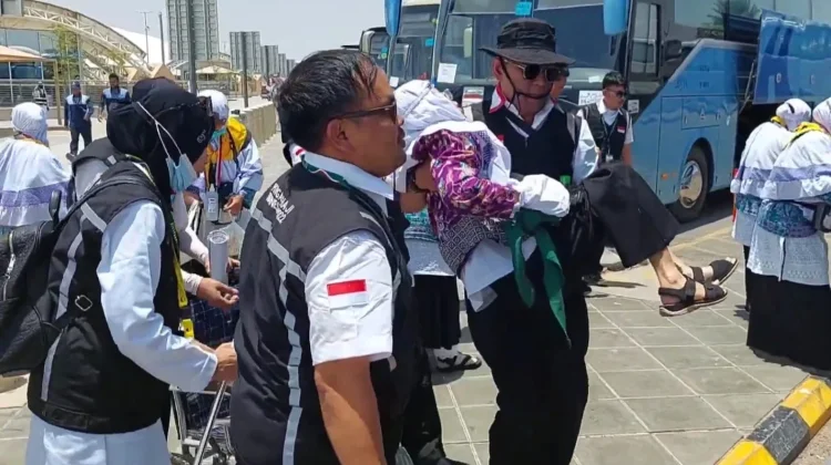 Kisah Dibalik Peluh Petugas Haji