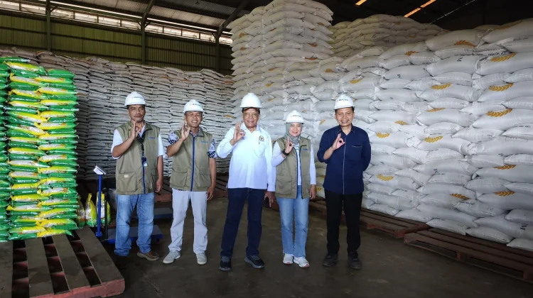 Anggota DPR RI H. Sulaeman L. Hamzah Tinjau Gudang BULOG Merauke