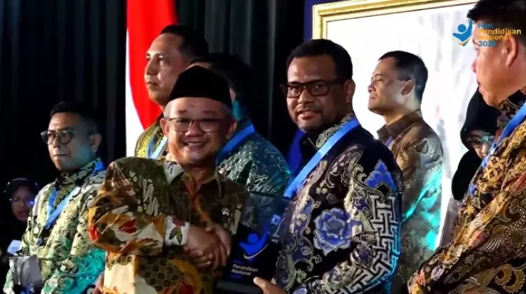 Bupati Mappi Kristosimus Terima Penghargaan oleh Kemendikdasmen