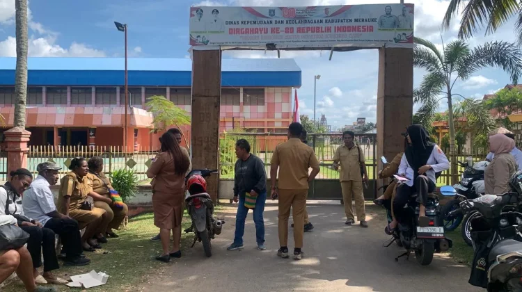 Masyarakat Adat Palang Kantor GOR Hiad Sai Merauke