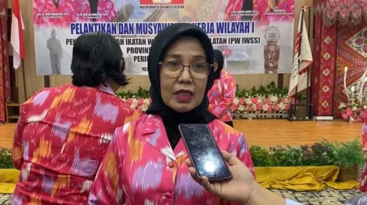 Ratna Lauce Nahkodai PW Ikatan Wanita Sul-Sel Provinsi Papua Selatan