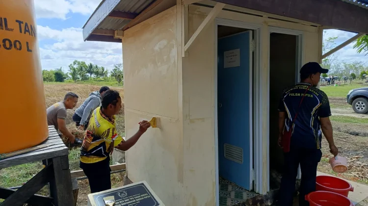 Polsek Tanah Miring Bersihkan Fasilitas TPU Sambut Hari Bhayangkara ke-80