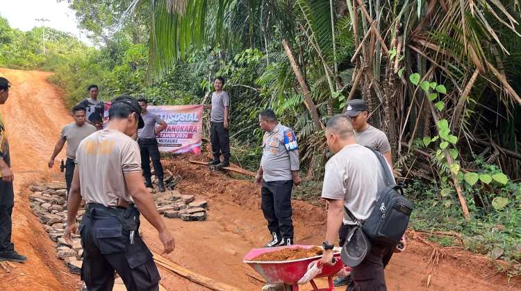Bakti Sosial Polsek Muting Perbaiki Jalan Jelang Hari Bhayangkara ke-80