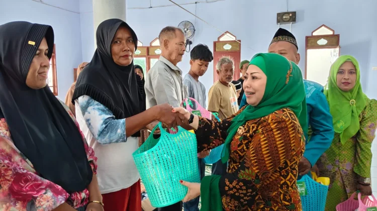 Muslimat NU Papsel Santuni Yatim Piatu dan Dhuafa