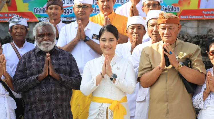 Peringati Kuningan, Wamenduk Ibadah  Bersama Umat Hindu di Pura Dharma Marga