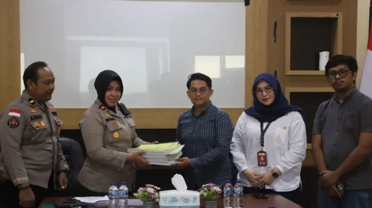 Wakapolres Merauke Serahkan Karya Tulis Lomba Bhayangkara ke Dewan Juri
