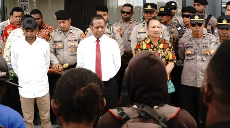 Terima Massa Demo Pencaker, Ini Jawaban Gubernur Apolo Safanpo