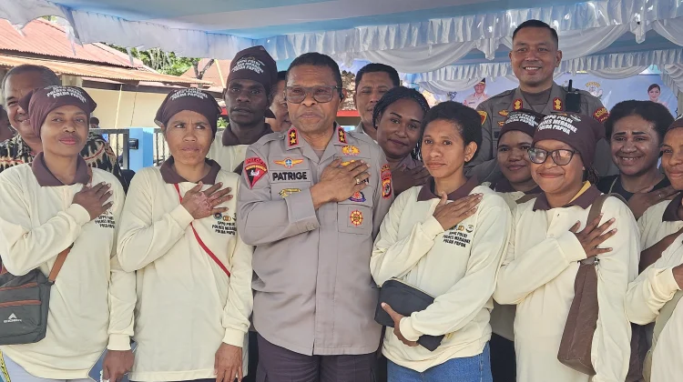 Kapolda Papua Resmikan SPPG, Sumur dan Serahkan Bansos di Merauke