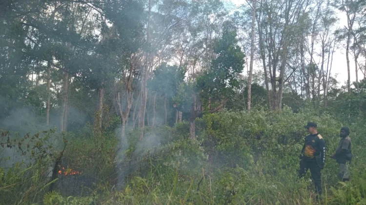 Polsek Obaa dan Masyarakat Padamkan Kebakaran Hutan