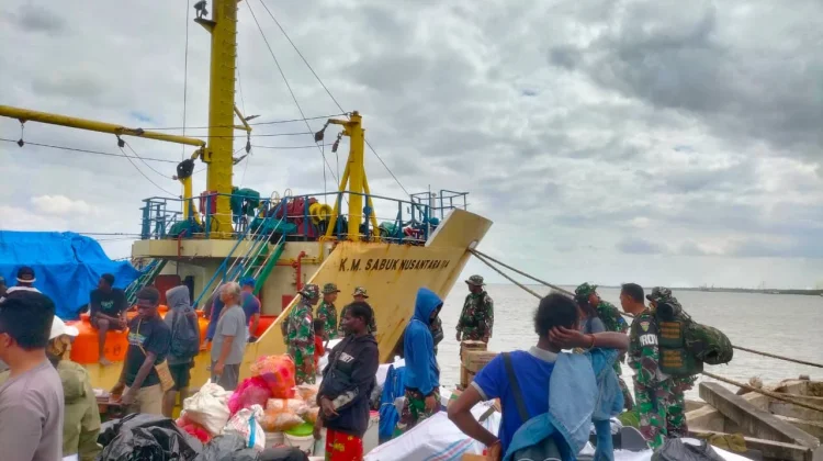 Ratusan Personel Satgas TMMD ke-129 Tiba di Pelabuhan Kampung Wogekel