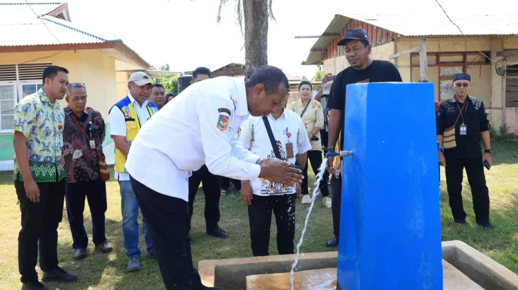 Gubernur Apolo Tinjau Sumur Bor Air Bersih di Kampung Rawasari Merauke