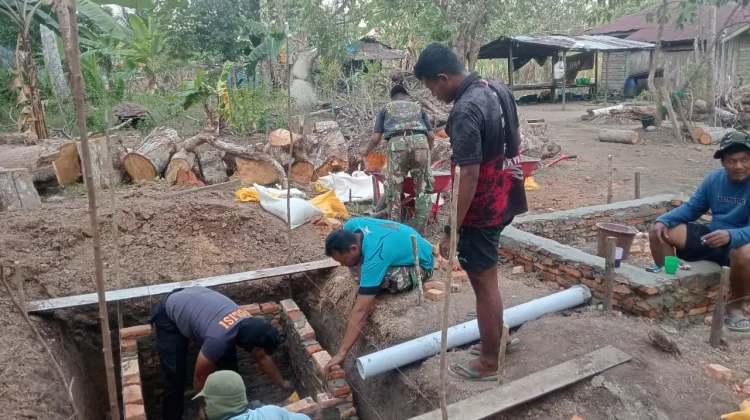 Gotong Royong TNI dan Warga Percepat Pembangunan MCK
