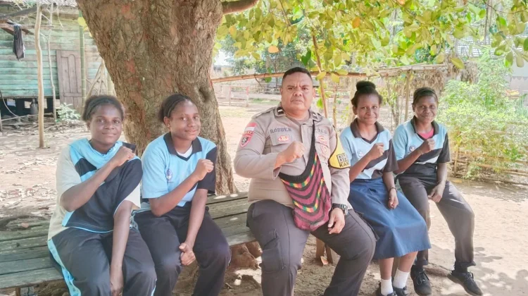 Bhabinkamtibmas Ajak Warga Jaga Kebersihan Sambut HUT RI