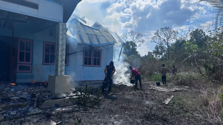 Kantor Kampung Linggua Terbakar, Polsek Nambai Berupaya Padamkan Api