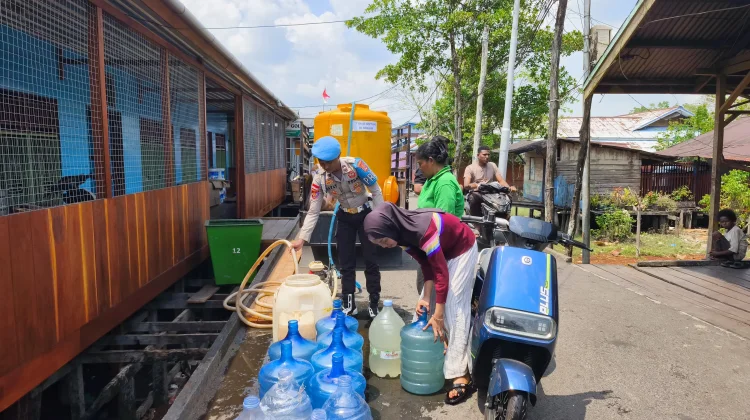 Polres Asmat Pasok 10.000 Liter Air Sanitasi untuk 9 Titik di Kota Agats.