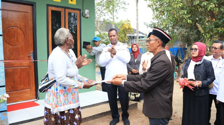 Gubernur Apolo Resmikan dan Serahkan Satu Unit Rumah Layak Huni