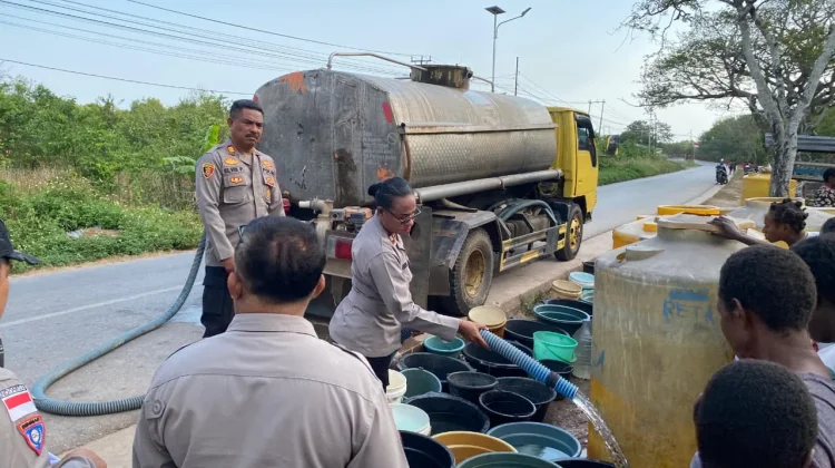 Polsek Merauke Kota Kembali Salurkan Bantuan Air Bersih kepada Warga