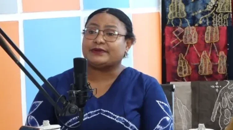 Anak Muda Belajar Merawat Batik Benang Ikat