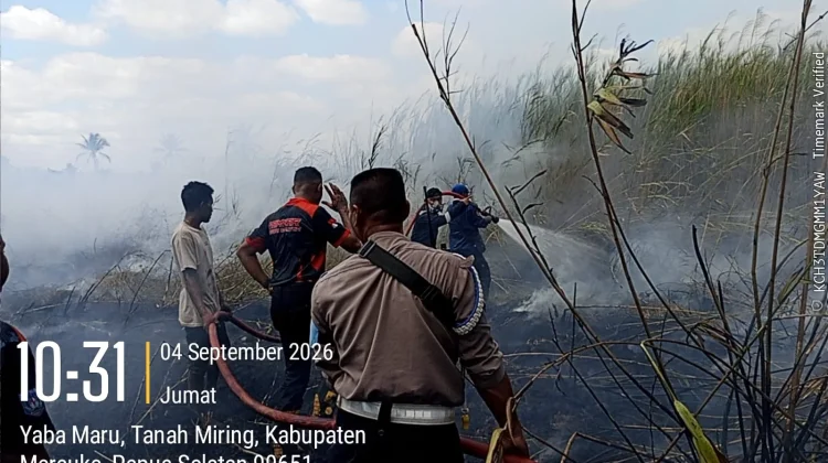 Sinergi Aparat dan Masyarakat Padamkan Kebakaran Lahan di Kampung Yaba Maru