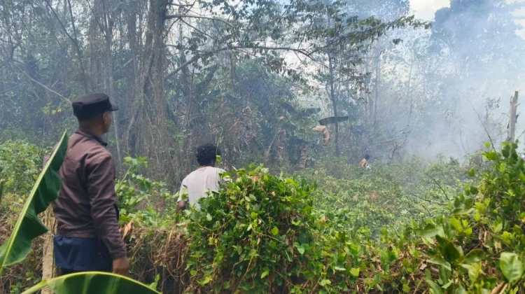 Polsek Elikobel Bersama Warga Padamkan karhutla
