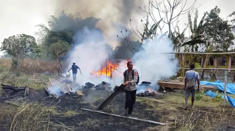 Polri TNI dan Warga Padamkan Api di Sota