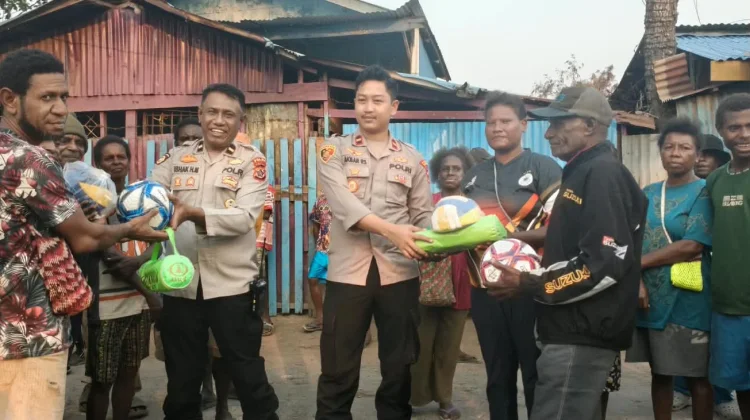 Polsek KPL Merauke Salurkan Bantuan kepada Masyarakat