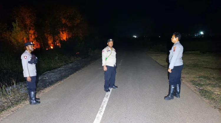 Personel Polsek Jagebob Padamkan Kebakaran di Kampung Belanding Kakayu