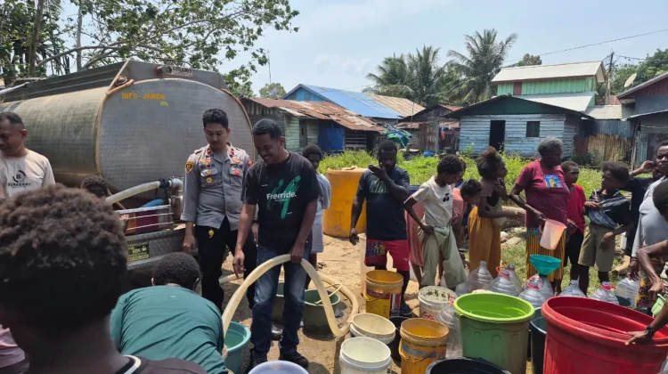Polsek KPL Merauke Salurkan Bantuan Air Bersih untuk Warga
