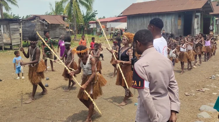 Polisi Berbaur dengan Anak-Anak di Latihan Tarian Adat