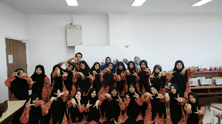 SMPIT Ibnu Sina Gelar Outing Class di Laboratorium Fisika Unmus