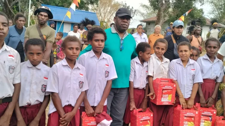 Kadinsos Papua Selatan Serahkan Bingkisan dan Alat Tulis di Kampung Pachas.