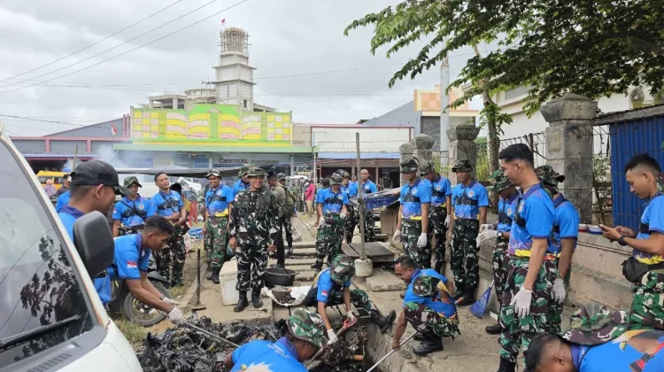 TNI-Polri Gelar Karya Bakti di Pasar Wamanggu jelang HUT TNI ke-81