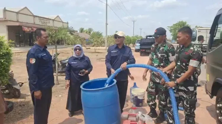 Perumda Jereukom dan Brigif TP 83 Salurkan Air Bersih