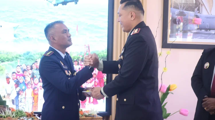 Sinergitas TNI-Polri Meriahkan Upacara HUT TNI