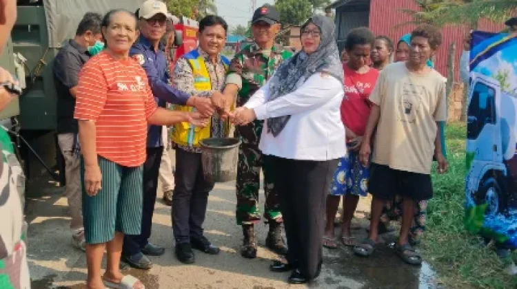 Kekeringan Melanda, Bantuan Air Diserahkan di Dua Kelurahan