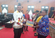 Bupati  Asmat Serahkan Bantuan Modal Usaha